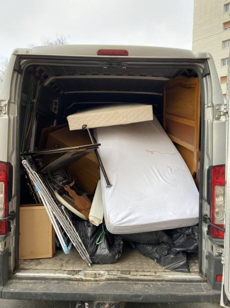 intérieur d'un camion en intervention débarras