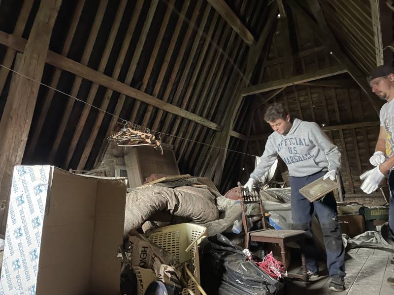 membre de l'équipe de debarasseur Oben dans un grenier en normandie