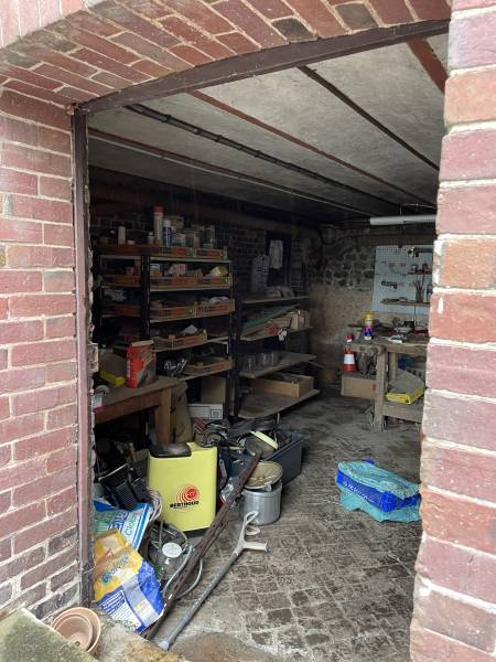 intérieur d'une cave qu'il faut nettoyer pour la vendre plus facilement