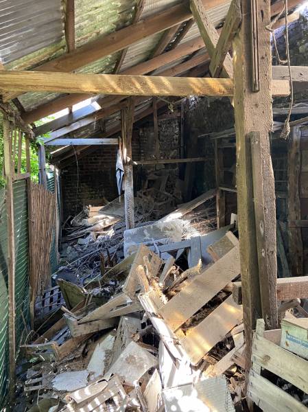 appentis remplis de bois