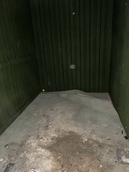 Expert OBEN évaluant les articles à débarrasser dans un entrepôt à Rouen.